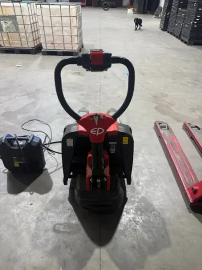 EP elektrische transpallet in rood-zwarte uitvoering met vorken en handgreep – kavel bij Auctionline, Sint-Lievens-Houtem