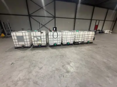 6 kunststof IBC-vloeistoftanks in metalen beschermroosters op kunststof pallets – kavel bij Auctionline, Sint-Lievens-Houtem