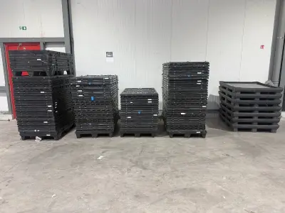 Groot lot kunststoffen paletten met bijhorende opzetranden – kavel bij Auctionline, Sint-Lievens-Houtem