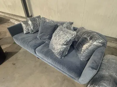 Lot van 3 blauwe fluwelen zetels met bijpassende sierkussens, tapijt en tv-meubel – kavel bij Auctionline, Sint-Lievens-Houtem