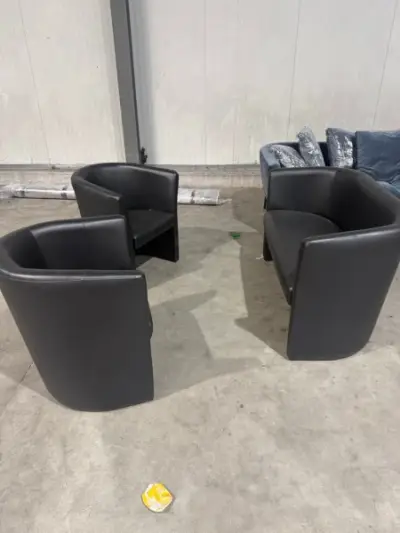 Lot van 3 zwarte lederlook zetels met afgeronde rugleuning en armsteunen – kavel bij Auctionline, Sint-Lievens-Houtem