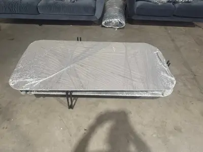 Rechthoekige salontafel met glazenblad en afgeronde hoeken en zwart metalen voeten – kavel bij Auctionline, Sint-Lievens-Houtem
