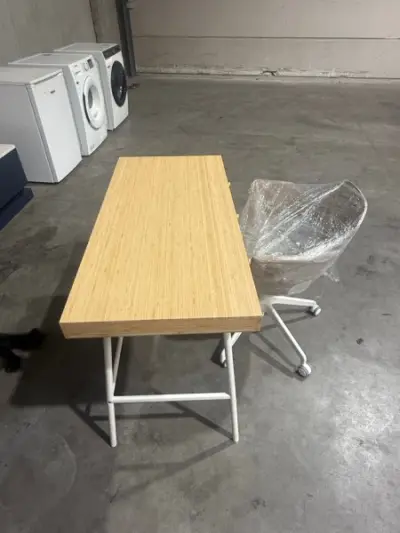 Houten tafel op wit metalen poten met bijhorende stoel – kavel bij Auctionline, Sint-Lievens-Houtem