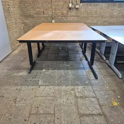 3x Bureau, O.a. Ahrend – kavel bij Domeinen Roerende Zaken, Kolham