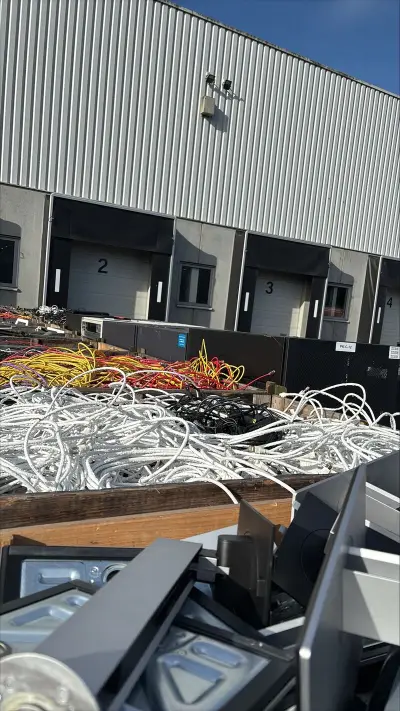 Demontage artikelen ICT – kavel bij Domeinen Roerende Zaken, Hoogeveen