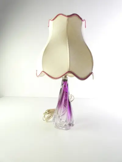 Decoratieve tafellamp met paarse glazen voet – Val Saint-Lambert – kavel bij De Kringwinkel, Heverlee