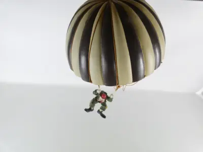 Vintage hangende parachuteclown – kavel bij De Kringwinkel, Heverlee