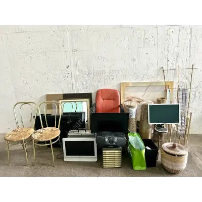 Posten Räumungsgut (Monitor, TV, Stühle, und mehr) – kavel bij Luedtke Versteigerungen, Berlin