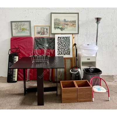 Posten Räumungsgut, Tisch, Bilder, Lampe und mehr – kavel bij Luedtke Versteigerungen, Berlin