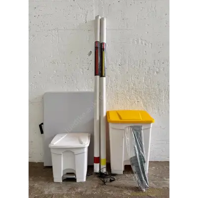 Tisch, Lampen, Aufbewahrungsboxen – kavel bij Luedtke Versteigerungen, Berlin