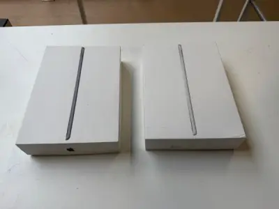 2x Apple iPad - 10.2 inch - WiFi - 64GB - 9e gen - Defect – kavel bij XL Auctions