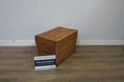 Rieten opbergmand met deksel' – kavel bij GSD Auctions, Zoeterwoude