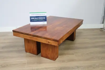 Houten salontafel met blokpoten' – kavel bij GSD Auctions, Zoeterwoude