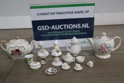 Miniatuur porseleinen theeservies met figuurtjes' – kavel bij GSD Auctions, Zoeterwoude