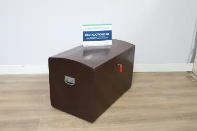 Donkere houten kist met gebogen deksel' – kavel bij GSD Auctions, Zoeterwoude