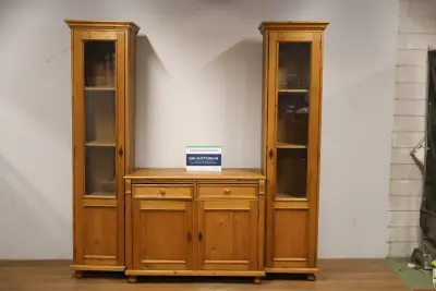 Houten vitrinekast met dressoir' – kavel bij GSD Auctions, Zoeterwoude