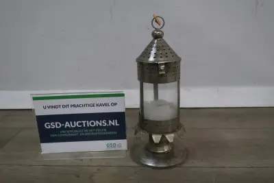 Metalen windlicht met verweerd uiterlijk en kaars' – kavel bij GSD Auctions, Zoeterwoude