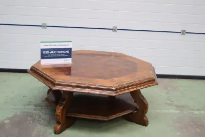Wortelnotenhouten salontafel' – kavel bij GSD Auctions, Zoeterwoude