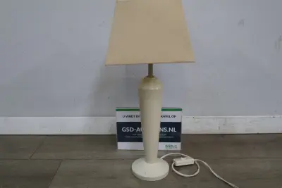 Witte tafellamp met beige lampenkap' – kavel bij GSD Auctions, Zoeterwoude