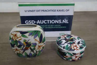 Porseleinen vaasje met dekselpot – kavel bij GSD Auctions, Zoeterwoude