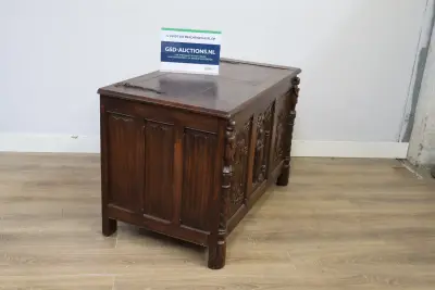 Antieke houten kist met houtsnijwerk – kavel bij GSD Auctions, Zoeterwoude