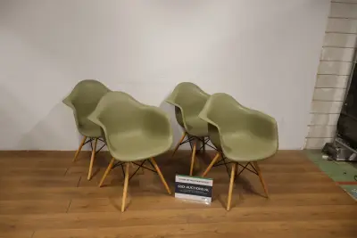 4 Kuipstoelen - Vitra Eames-Stijl - kleur mosgroen – kavel bij GSD Auctions, Zoeterwoude
