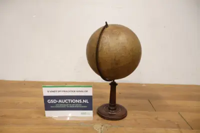 Vintage wereldbol op houten standaard – kavel bij GSD Auctions, Zoeterwoude