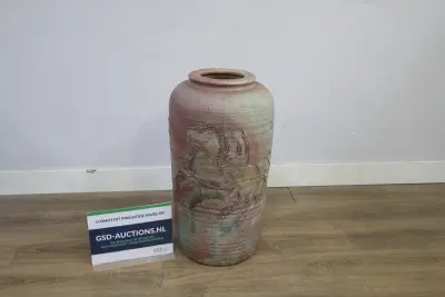 Decoratieve grote vaas met ruiter reliëf - 70 cm – kavel bij GSD Auctions, Zoeterwoude