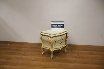 Klassiek nachtkastje met bloemmotief en gebeeldhouwde poten – kavel bij GSD Auctions, Zoeterwoude