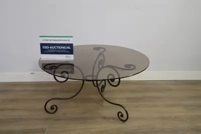 Ronde tafel met glazen blad en smeedijzeren onderstel – kavel bij GSD Auctions, Zoeterwoude