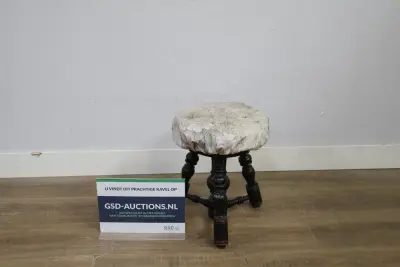 Vintage Houten kruk met bekleed zitkussen – kavel bij GSD Auctions, Zoeterwoude