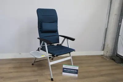 Campingstoel met blauw gestoffeerde zitting en rugleuning – kavel bij GSD Auctions, Zoeterwoude