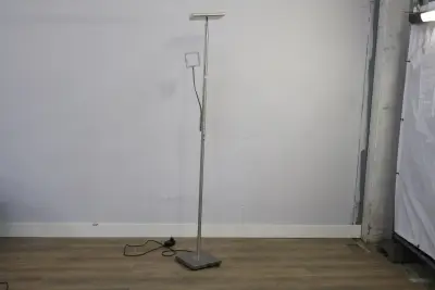 Moderne uplighter vloerlamp – kavel bij GSD Auctions, Zoeterwoude