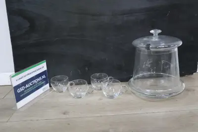 Glazen kaasstolp met 4 theeglazen – kavel bij GSD Auctions, Zoeterwoude