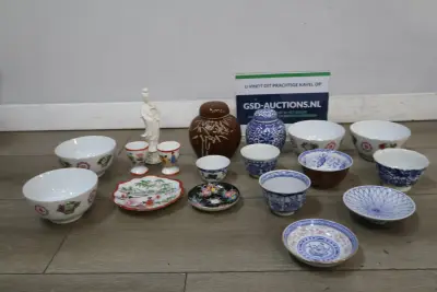Assortiment klein porselein en keramiek met beeldje – kavel bij GSD Auctions, Zoeterwoude