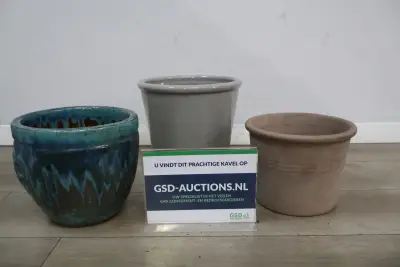 Set van drie aardewerken bloempotten diverse kleuren en materialen – kavel bij GSD Auctions, Zoeterwoude