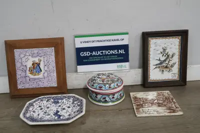 Gelede tegeltjes en ronde keramische doos – kavel bij GSD Auctions, Zoeterwoude