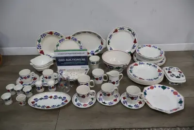 Servies set met bloemmotief – kavel bij GSD Auctions, Zoeterwoude