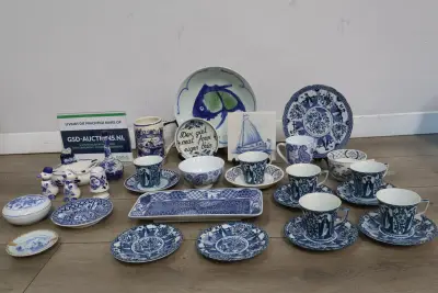 Blauw-wit servies en decoratie – kavel bij GSD Auctions, Zoeterwoude