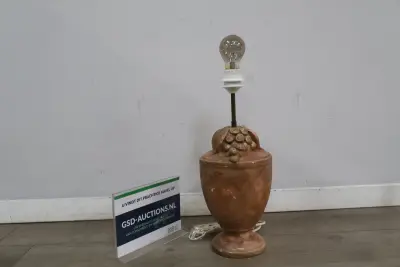 Terracotta tafellamp met druiven en gloeilamp – kavel bij GSD Auctions, Zoeterwoude