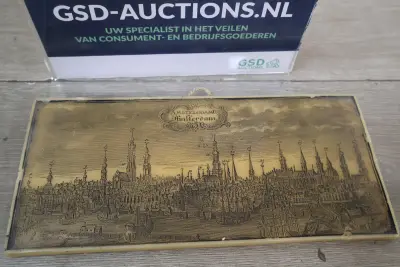 Sierplaat met gravure van Amsterdam – kavel bij GSD Auctions, Zoeterwoude