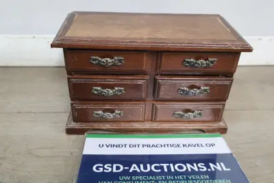 Houten mini ladekast met zes laden – kavel bij GSD Auctions, Zoeterwoude