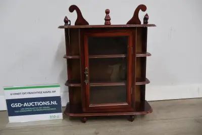 Houten vitrinekast met glasdeur en sierornamenten – kavel bij GSD Auctions, Zoeterwoude
