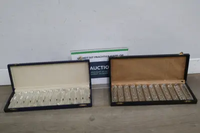 2 sets kristallen messenleggers met opbergdozen – kavel bij GSD Auctions, Zoeterwoude