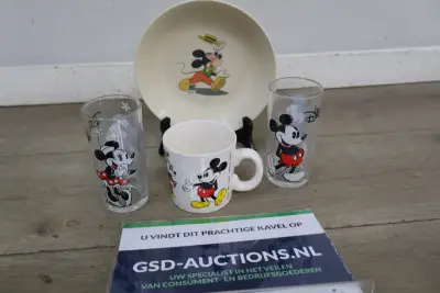 Disney glazen, mok en bord met Mickey en Minnie Mouse – kavel bij GSD Auctions, Zoeterwoude