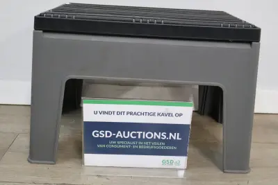 Madsen kunststof gereedschapskist met zitgedeelte – kavel bij GSD Auctions, Zoeterwoude