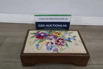 Vintage hout geborduurde voetenbank met bloemenmotief – kavel bij GSD Auctions, Zoeterwoude