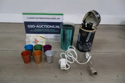 Elektrische warmwaterkoker met metalen bekers en reistas – kavel bij GSD Auctions, Zoeterwoude