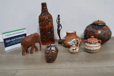 Set van diverse etnische houten en keramische figuren en vazen – kavel bij GSD Auctions, Zoeterwoude