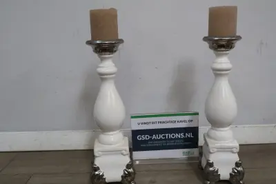 Set van 2 decoratieve kandelaren met kaars – kavel bij GSD Auctions, Zoeterwoude